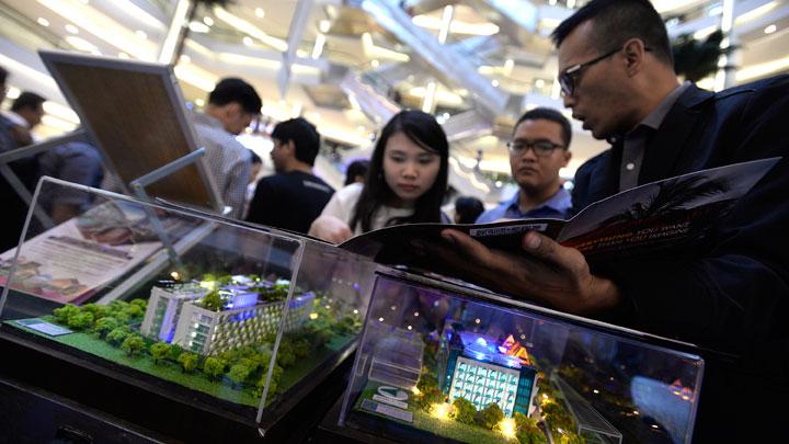 Pengunjung melihat pameran Festival Properti di Kota Kasablanka, Jakarta, 14 November 2017. (Tempo/Tony Hartawan)