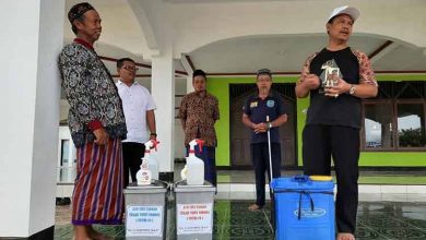 Anggota DPRD Kalteng, Sugiyarto Berikan Bantuan APD Untuk Cegah Virus Corona