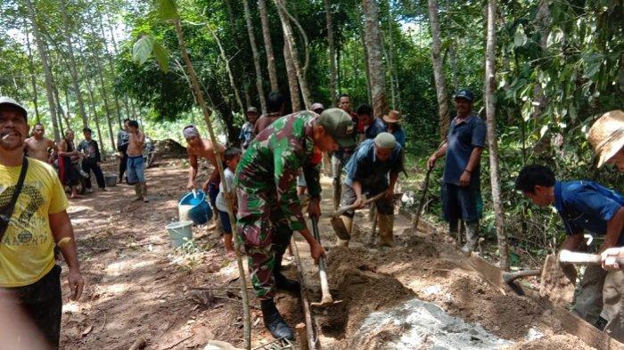 Babinsa Halong Bantu Warga Bangun Jalan Usaha Tani