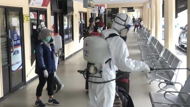 Bandara Iskandar Pangkalan Bun Disemprot Disinfektan (foto:yus)