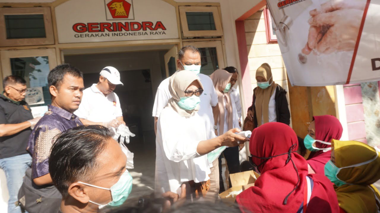 DPC Gerindra Sodoarjo membagikan Masker dan Hand Sanitizer