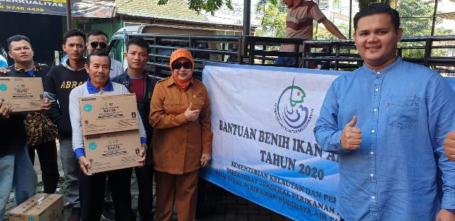 Dari Dewan Sampai Sayap Partai Fraksi Gerindra Bagikan 125 Ribu Benih Ikan Air Tawar Kepada Kelompok Tani Dapil JABAR III (bogordaily.net)