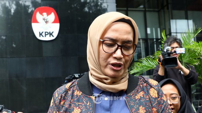 Evi novida protes pemecatan dirinya dari komisioner KPU