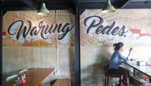 Modern nuances with mural paintings on the walls make Warung Pedes as an instagramable restaurant. (photo- IO:Aldo)