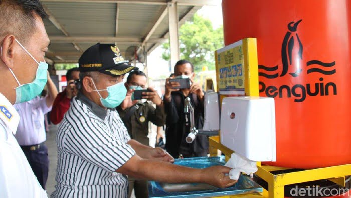 Pemkot bekasi pasang wastafel portabel di stasiun dan terminal