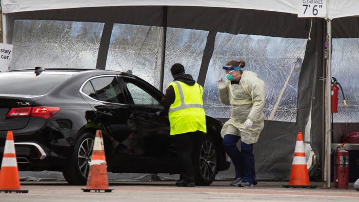 Petugas medis saat melakukan pemeriksaan di lokasi drive-thru test untuk virus Corona di Dayton