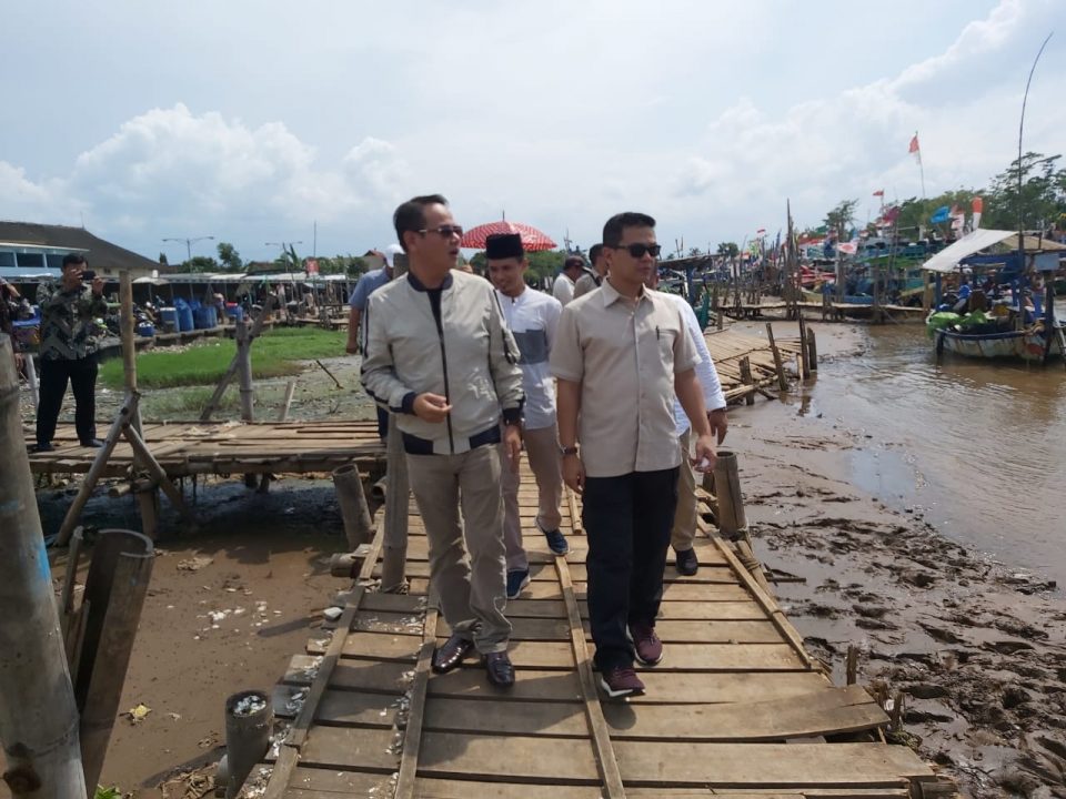 Anggota DPR-RI Fraksi Partai Gerindra Sugiono meninjau tempat sandar kapal di kec. Rowosari kab. Kendal 8/3/2020 (BIMATA/Ist)