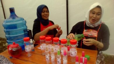 Srikandi Gerindra Sumedang Meramu Sendiri Cairan Disinfektan Dan Hand Santinizer
