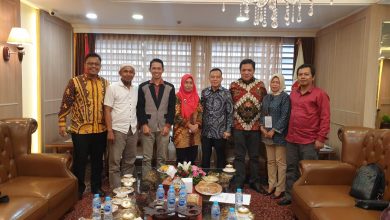 Wakil Ketua DPR RI Beri Beasiswa ke Luthfi Pembawa Bendera