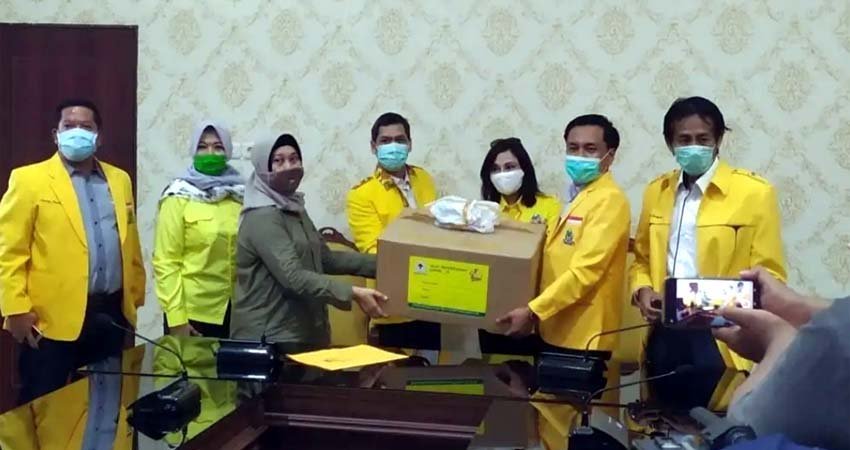 Fraksi Golkar Surabaya Serahkan Bantuan APD Ke Dokter Dan Tenaga Medis