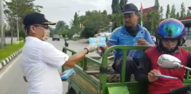 Kader Gerindra Paser Bagi-Bagi Masker Ke Pengguna Kendaraan