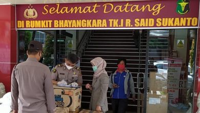 Polres Tanjung Priok Dan Polsek Muara Baru Berikan APD Ke RS Bhayangkara TK I R Said Sukanto
