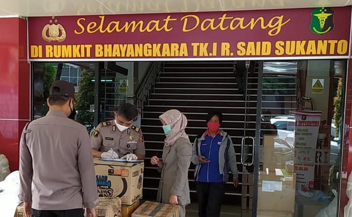 Polres Tanjung Priok Dan Polsek Muara Baru Berikan APD Ke RS Bhayangkara TK I R Said Sukanto