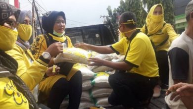 Golkar Subang Sumbang Beras Dan Masker Ke Tukang Becak