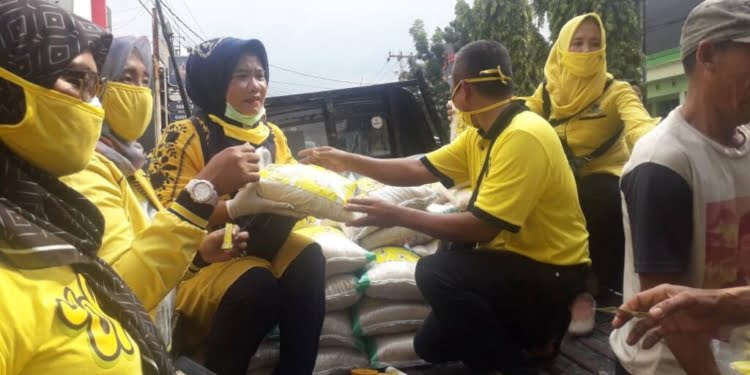 Golkar Subang Sumbang Beras Dan Masker Ke Tukang Becak