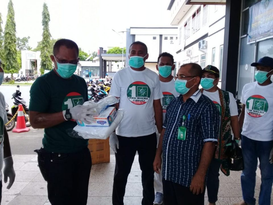 Kader PKB Malra Serahkan Bantuan APD Ke RSUD Karel Sadsuitubun Langgur