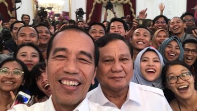 Prabowo Bagi Beras Ke Supir Taksi, Jokowi Ikutan Bagi Beras Ke Ojol