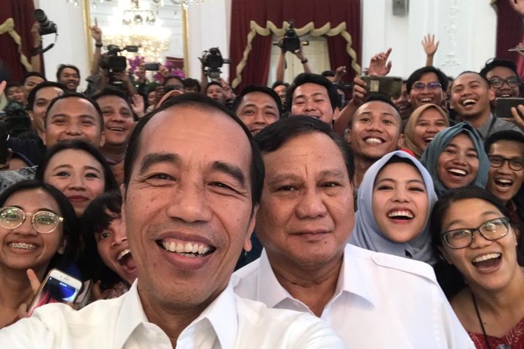 Prabowo Bagi Beras Ke Supir Taksi, Jokowi Ikutan Bagi Beras Ke Ojol