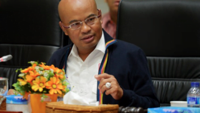 Desmond Junaidi Mahesa,