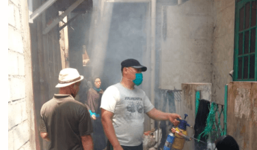 warga saat fogging salah satu rumah di grogol utara