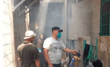 warga saat fogging salah satu rumah di grogol utara