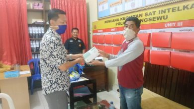 Fraksi Gerindra Beri Bantuan Masker Dan Sarung Tangan Ke Polres Pringsewu