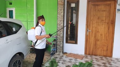 Antisipasi Penyebaran Corona, Gerindra Pandeglang Semprot Disinfektan Dan Edukasi Warga