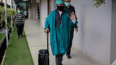 Wali Kota Bogor Bima Arya Sugiarto saat keluar dari ruang isolasi RSUD Kota Bogor