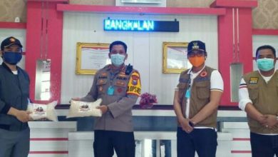 R Imron Amin Serahkan Bantuan Beras Ke Polres Bangkalan