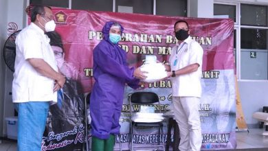 Anggota DPR RI Dapil Jatim IX Serahkan APD Ke Tenaga Medis