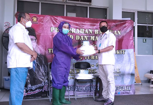 Anggota DPR RI Dapil Jatim IX Serahkan APD Ke Tenaga Medis