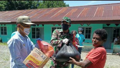 Babinsa Koramil 1710-02/Timika Bagikan Sembako Ke Warga