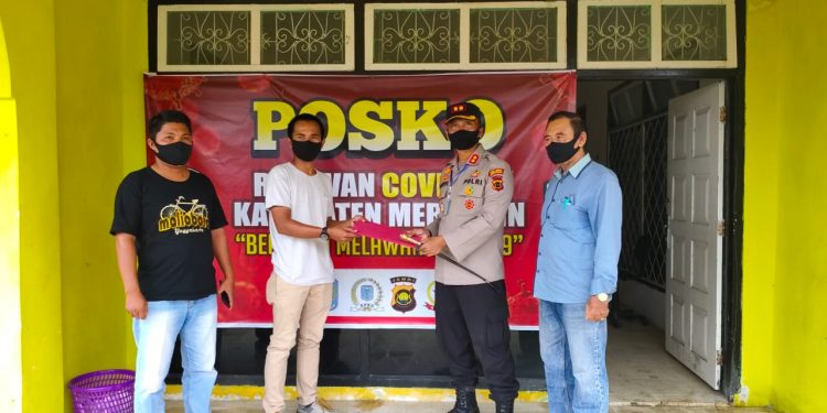 Kapolres Merangin Serahkan Bantuan Dana Ke Posko Relawan Covid-19