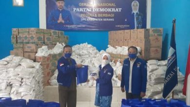 Demokrat Serang Serahkan 600 Paket Sembako Ke Warga