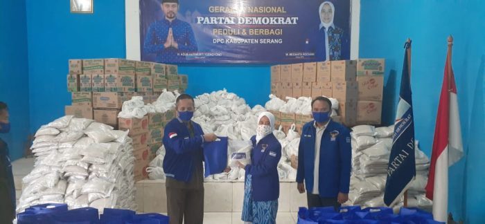 Demokrat Serang Serahkan 600 Paket Sembako Ke Warga