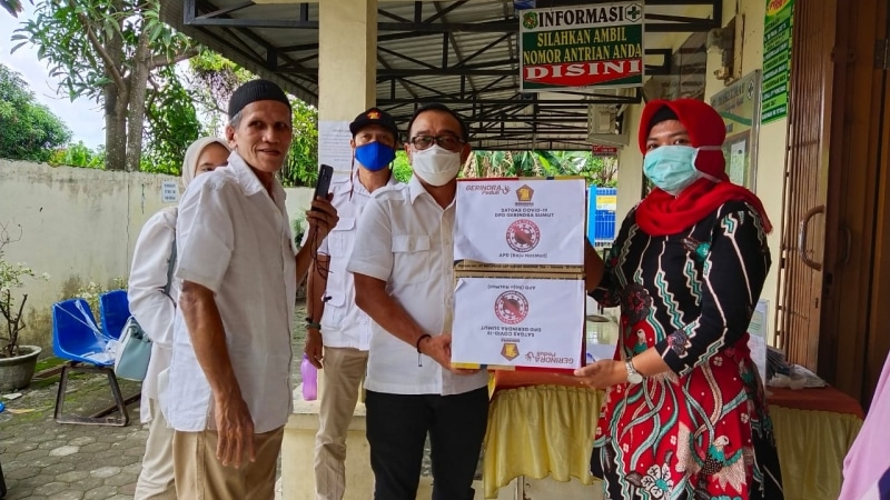 Gerindra Medan Berikan Baju Hazmat Dan Hand Sanitizer Ke Puskesmas