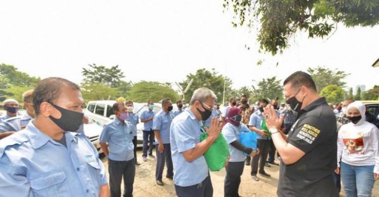 Beri Bantuan Ke Sopir Taksi, Bamsoet Minta Ada Kebijakan Khusus Untuk Perusahaan Taksi