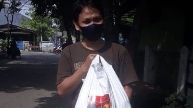 Bantu Ringankan Beban Masyarakat, Nuroji Salurkan Paket Sembako