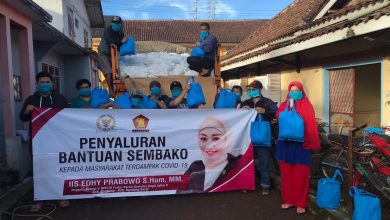 Iis Edhy Prabowo Bagikan 6500 Paket Sembako