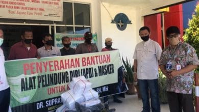 Peduli Covid-19, Relawan Supratman Beri Bantuan APD Ke Tenaga Medis