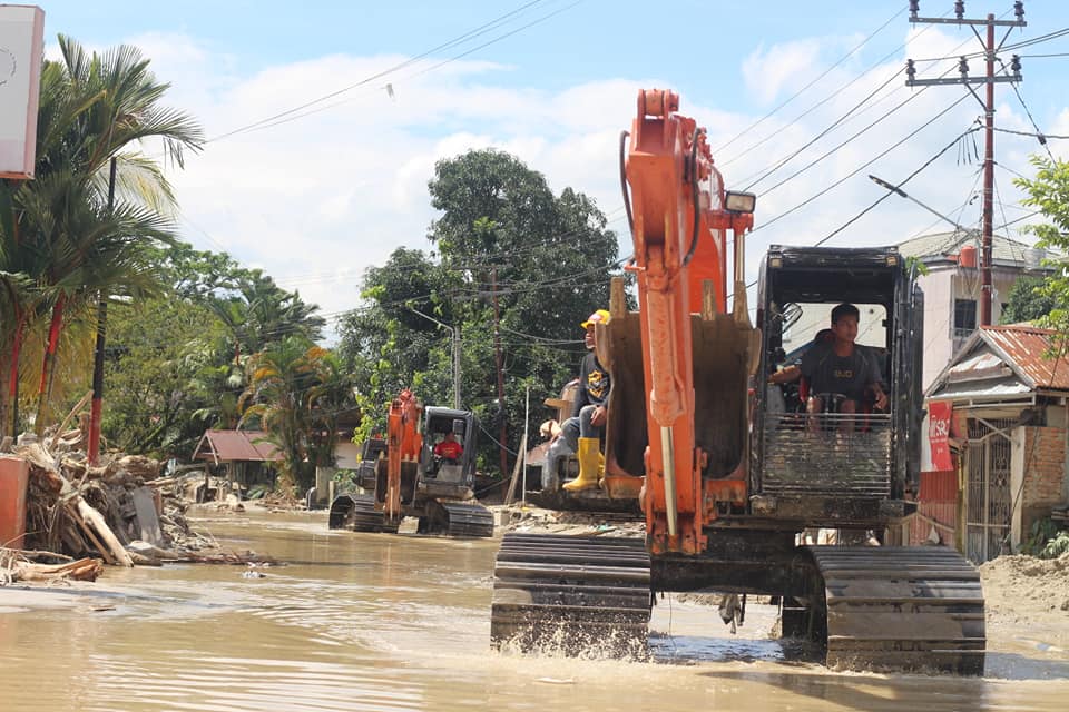 Bantu Korban Banjir Bandang, ARAS Kerahkan Dua Alat Berat Serta Hibahkan 2 Hektar Tanah