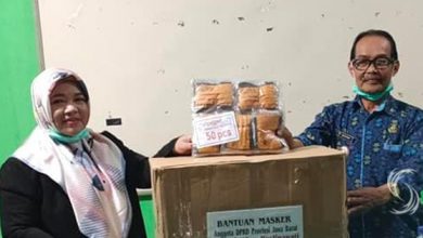 Legislator Gerindra Turun Ke Desa Serahkan Bantuan APD