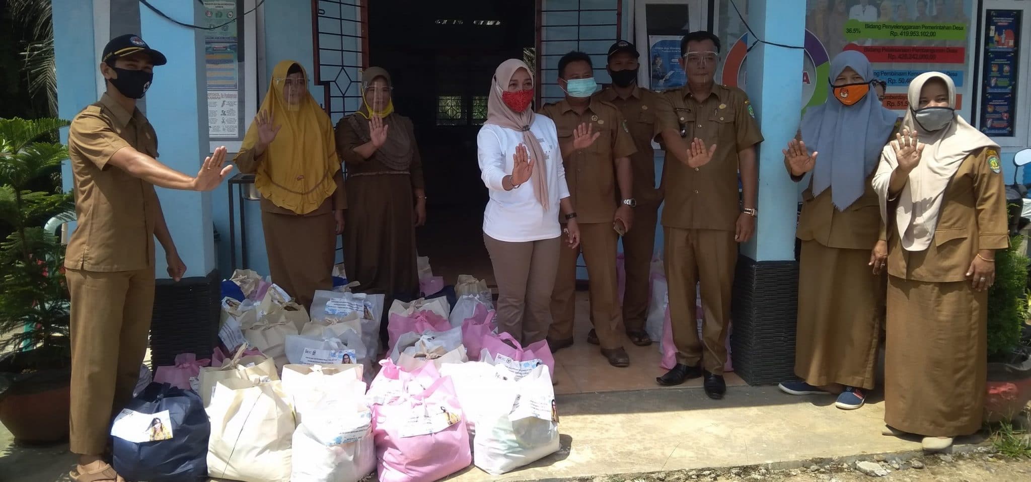 Gerindra Benteng Salurkan Paket Sembako Ke Masyarakat Miskin Dan Janda