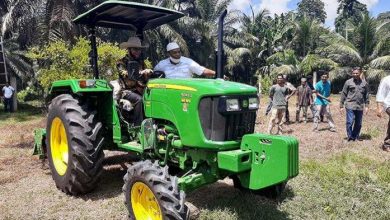 Salurkan Traktor Ke Kelompok Tani, TA Khalid: Saya Harap Pemberian Ini Dijaga