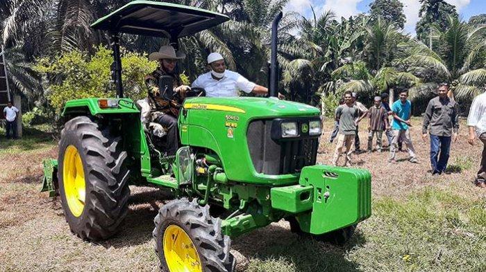 Salurkan Traktor Ke Kelompok Tani, TA Khalid: Saya Harap Pemberian Ini Dijaga