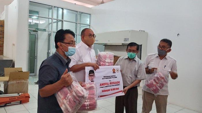 Legislator Gerindra Serahkan Ribuan Alat Tes PCR Ke Unand Padang