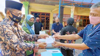 Legislator Gerindra Bagi-Bagi Masker Ke Petani