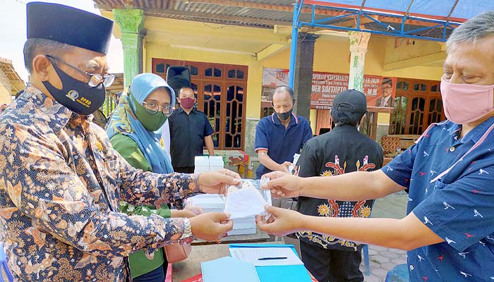 Legislator Gerindra Bagi-Bagi Masker Ke Petani