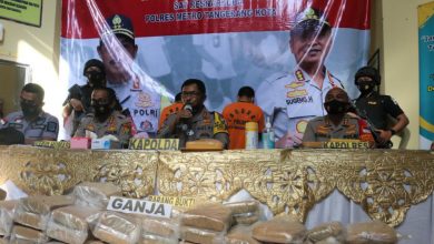 Bahkan, dikesempatan kedua ternyata calon dari PKS tetap ditolak hingga pada akhirnya calon Wakil Gubernur Provinsi DKI Jakarta dari Partai Gerindra yang bisa diterima oleh mayoritas Anggota DPRD Provinsi DKI Jakarta. “Kegagalan membangun komunikasi politik ini seharusnya dijadikan evaluasi, meskipun kita tahu tidak ada sanksi khusus bagi Parpol yang menyatakan abstain dalam Pilkada. Namun, sekali lagi jika harus mengorbankan proses demokrasi hanya demi kepentingan ego politik partai, saya kira itu sangat naïf, kecuali PKS memang sudah bukan lagi partai politik,” tandasnya. [MBN] Polda Metro Jaya Tangkap Dua Kurir Ganja Jaringan Aceh-Jakarta