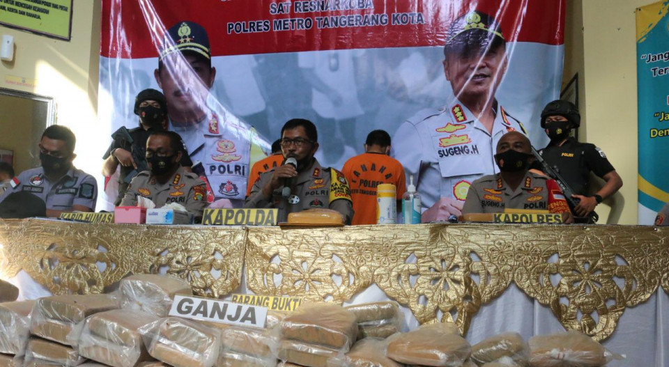 Bahkan, dikesempatan kedua ternyata calon dari PKS tetap ditolak hingga pada akhirnya calon Wakil Gubernur Provinsi DKI Jakarta dari Partai Gerindra yang bisa diterima oleh mayoritas Anggota DPRD Provinsi DKI Jakarta. “Kegagalan membangun komunikasi politik ini seharusnya dijadikan evaluasi, meskipun kita tahu tidak ada sanksi khusus bagi Parpol yang menyatakan abstain dalam Pilkada. Namun, sekali lagi jika harus mengorbankan proses demokrasi hanya demi kepentingan ego politik partai, saya kira itu sangat naïf, kecuali PKS memang sudah bukan lagi partai politik,” tandasnya. [MBN] Polda Metro Jaya Tangkap Dua Kurir Ganja Jaringan Aceh-Jakarta